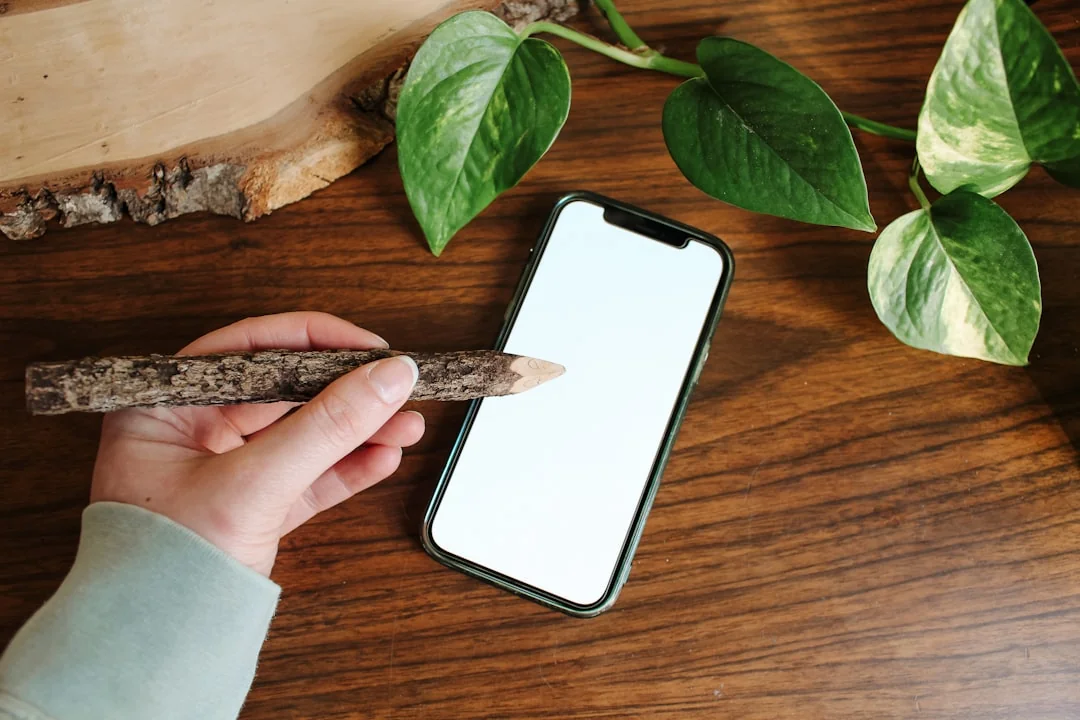 Un bureau minimaliste équipé de deux écrans, clavier, souris et carnet, idéal pour une productivité optimale.
